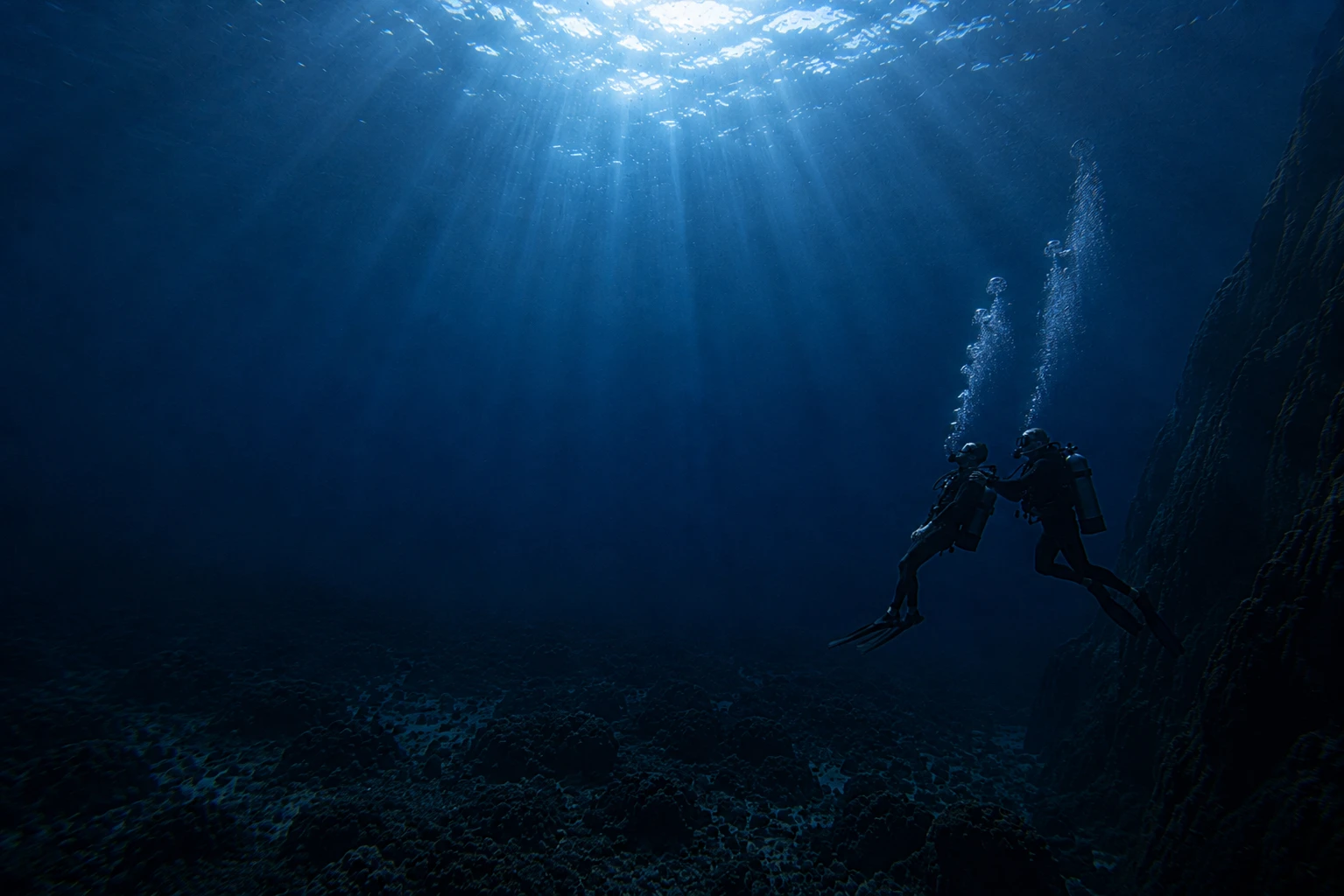 Subacqueo vicino a una parete nel blu profondo: corso Rescue Diver