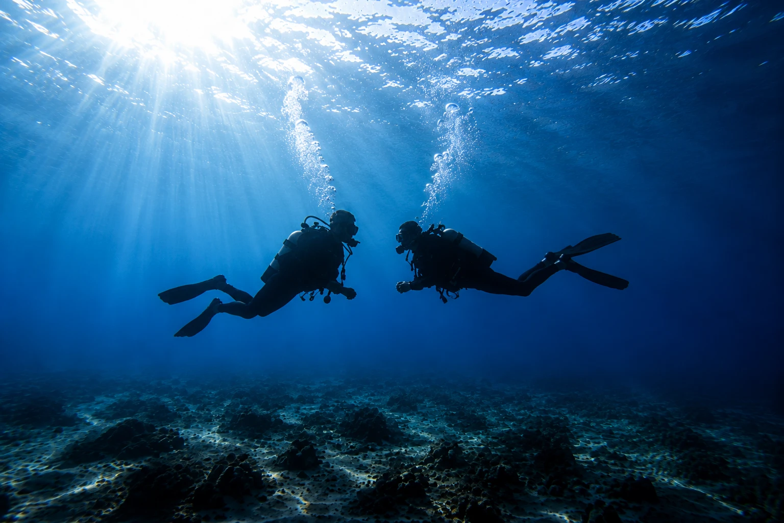 Istruttore e allievo in immersione su un fondale illuminato dal sole: Discovery Scuba a Lanzarote