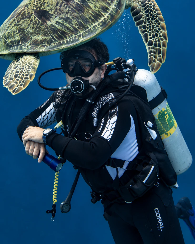 Franco Battaglia, founder partner di Nerea Trips & Dives, in immersione accanto a una tartaruga marina