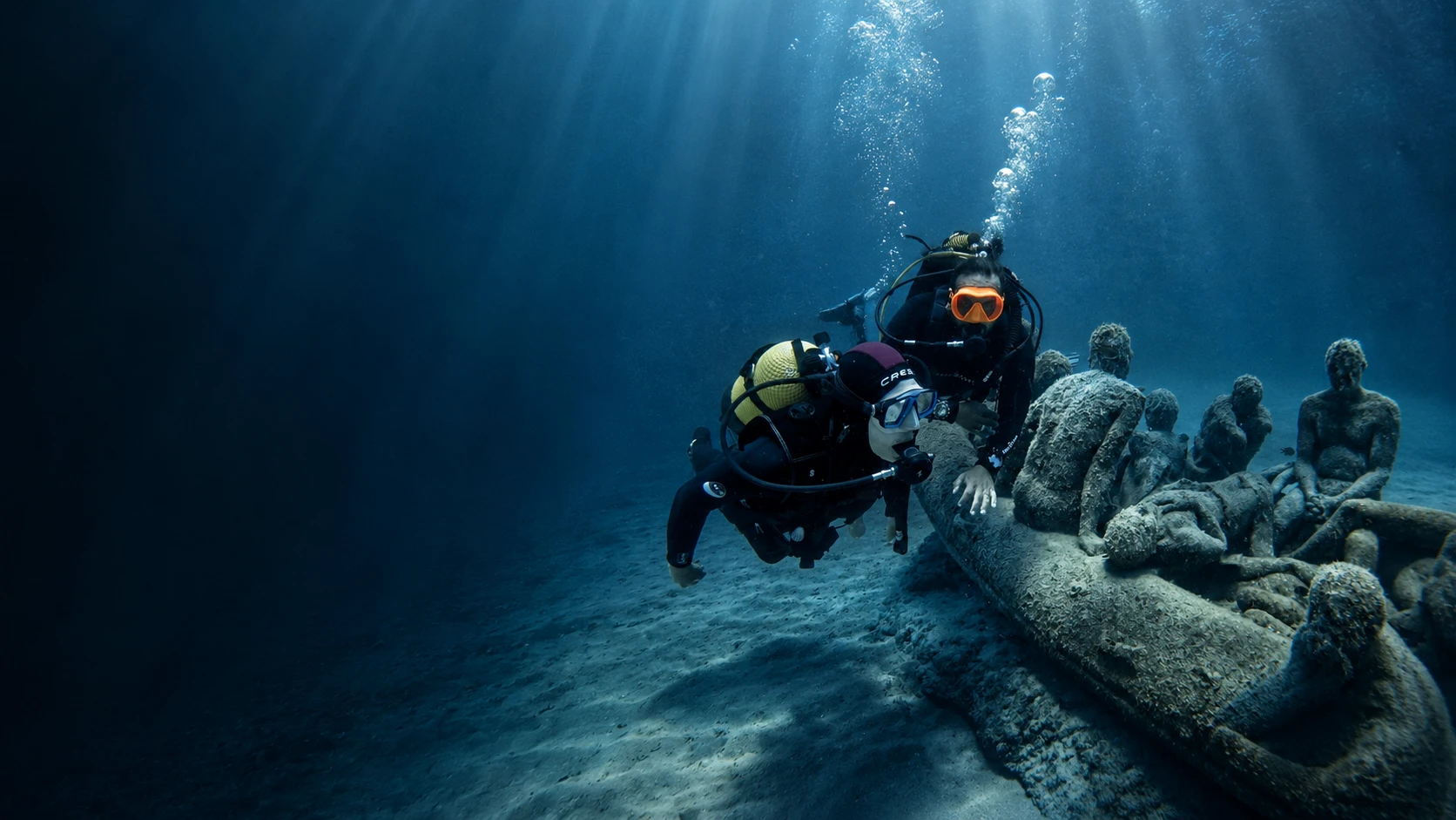 Subacqueo tra le statue sommerse del Museo Atlántico, a Lanzarote