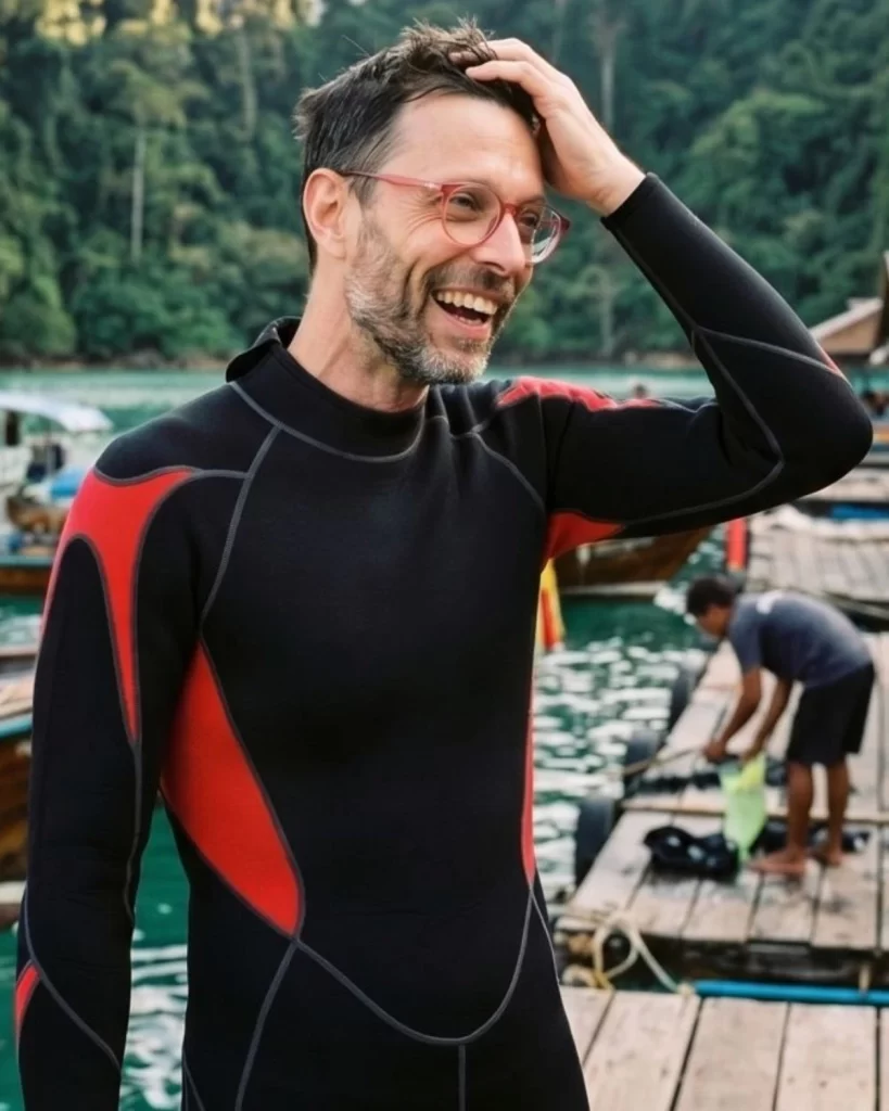 Matteo Flora, founder partner di Nerea Trips & Dives, in muta al porto prima di un'immersione