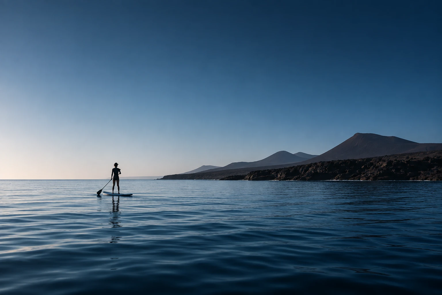 Stand up paddle sull'oceano calmo lungo la costa di Lanzarote