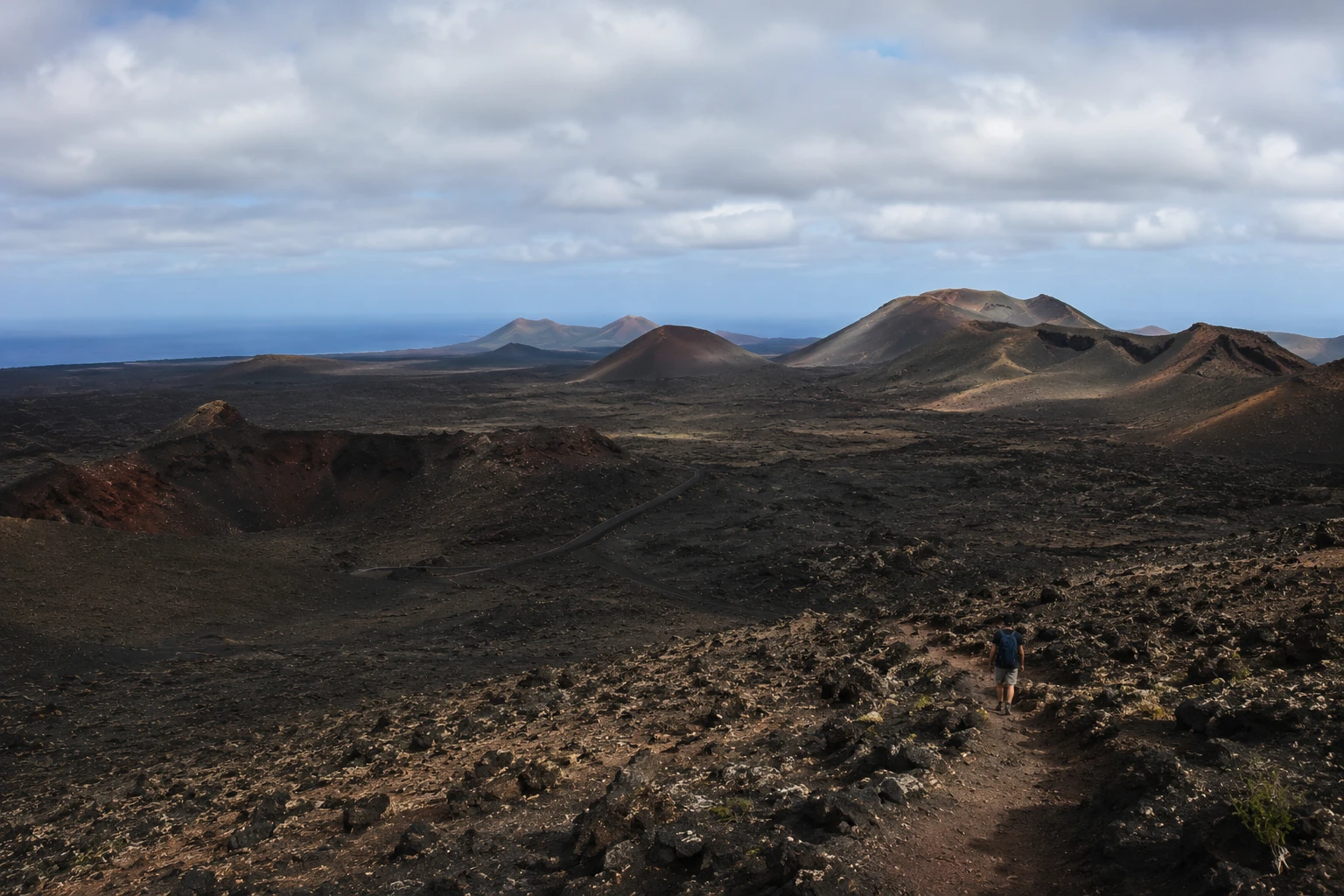 Sentiero di trekking tra i crateri vulcanici di Lanzarote